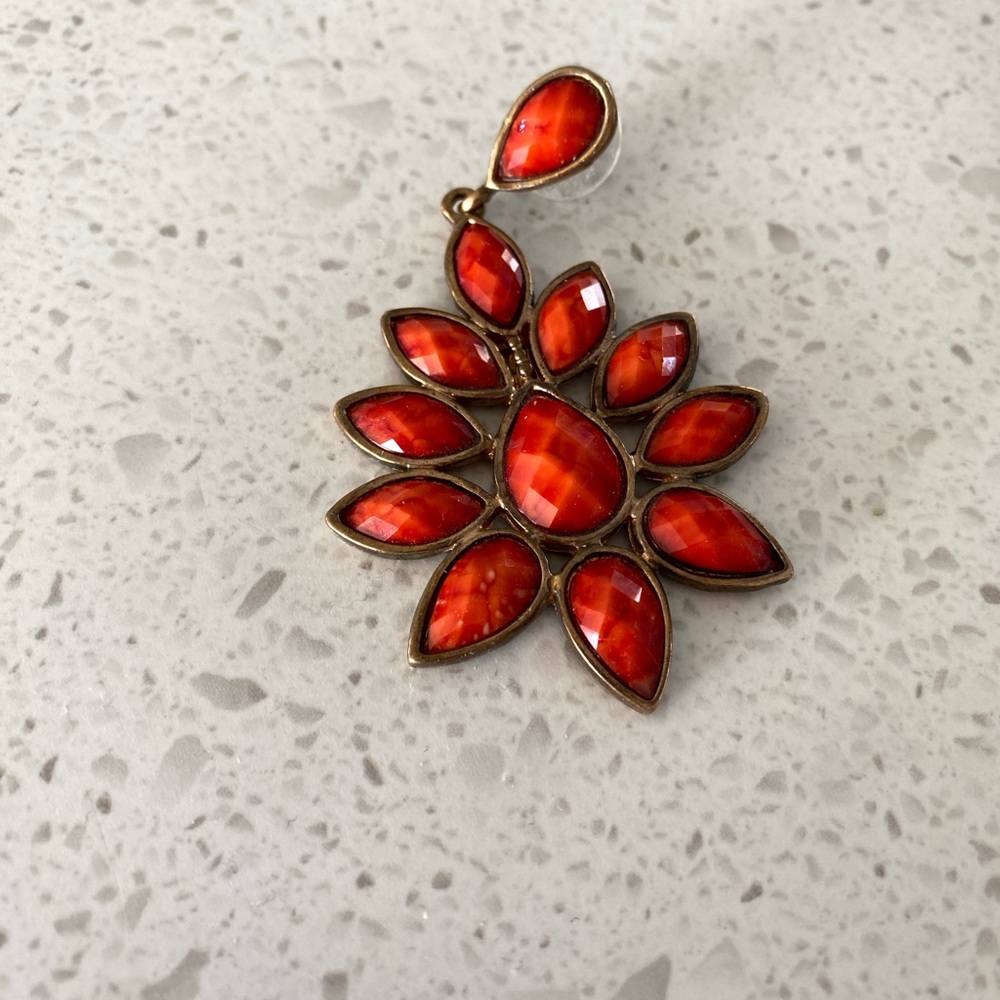 Amrita Singh Faceted Hamptons 'Dune' chandelier earrings in Coral Haze resin